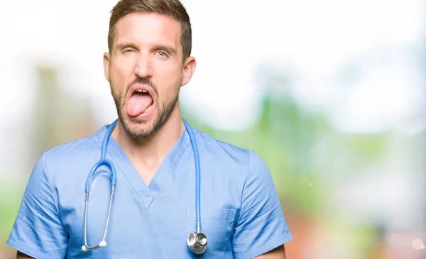 Stilig Läkare Man Bär Medicinsk Uniform Över Isolerade Bakgrund Fast — Stockfoto