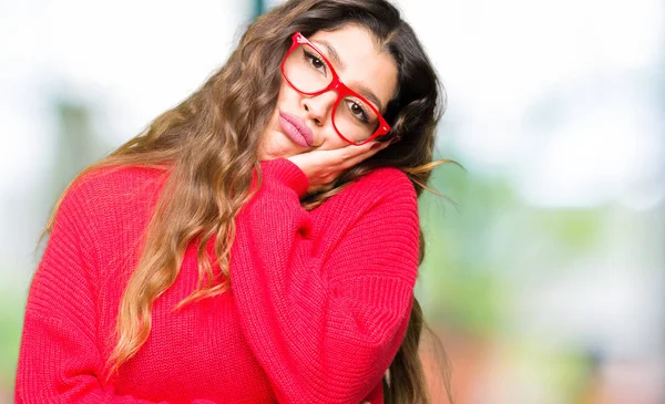 Νεαρή Όμορφη Γυναίκα Που Φοράει Κόκκινα Γυαλιά Σκέψης Ψάχνει Κουρασμένος — Φωτογραφία Αρχείου