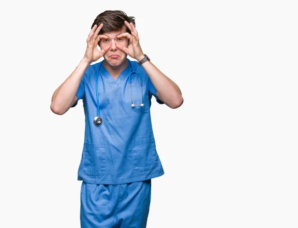 Jovem Médico Vestindo Uniforme Médico Sobre Fundo Isolado Tentando Abrir — Fotografia de Stock