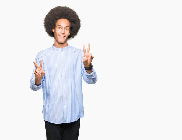 Joven Hombre Afroamericano Con Pelo Afro Sonriendo Mirando Cámara Mostrando — Foto de Stock