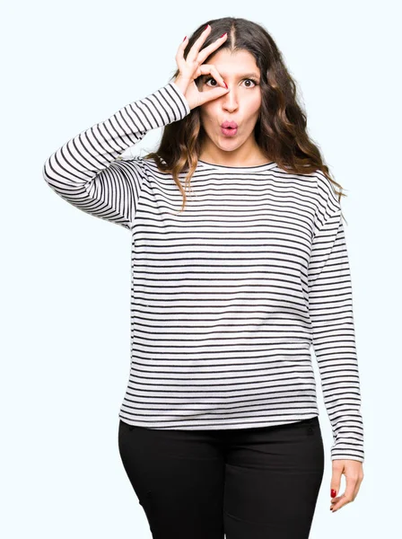 Junge Schöne Frau Streifen Pullover Tut Geste Schockiert Mit Überraschtem — Stockfoto