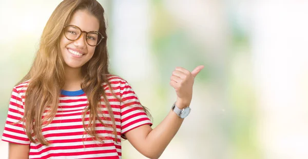 Ung Vacker Brunett Kvinna Bär Glasögon Och Stripes Shirt Över — Stockfoto