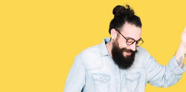 Jeune Homme Hipster Aux Cheveux Longs Barbe Portant Des Lunettes — Photo