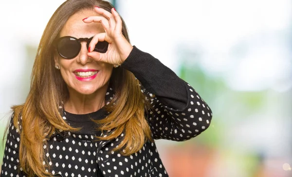 Mooie Middelbare Leeftijd Vrouw Dragen Zonnebril Doen Gebaar Met Hand — Stockfoto