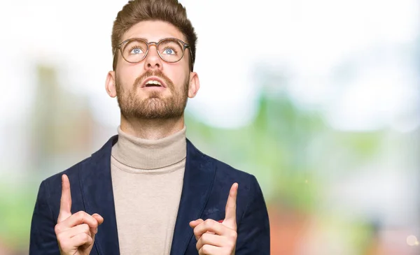 Joven Hombre Negocios Guapo Con Gafas Asombrado Sorprendido Mirando Hacia —  Fotos de Stock