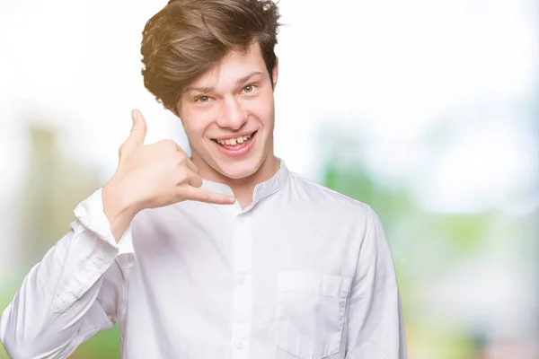 Jovem Homem Negócios Bonito Sobre Fundo Isolado Sorrindo Fazendo Gesto — Fotografia de Stock