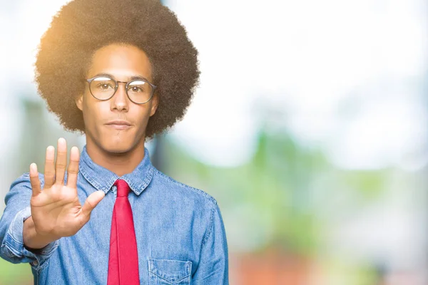 Unga Afroamerikanska Affärsman Med Afrohår Som Bär Glasögon Och Röd — Stockfoto