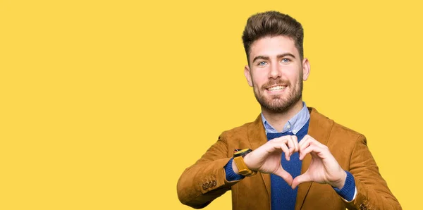Kalp Simgesi Elleriyle Şekil Gösterilen Aşık Gülümseyen Genç Yakışıklı Adamı — Stok fotoğraf