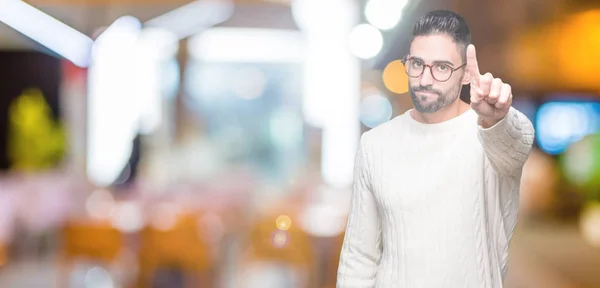 Joven Hombre Guapo Con Gafas Sobre Fondo Aislado Señalando Con —  Fotos de Stock