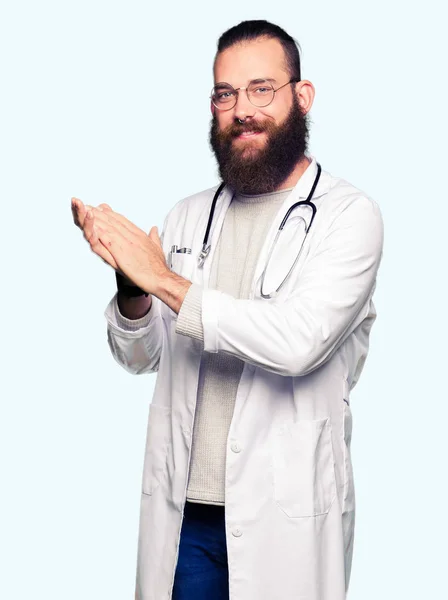 Young Blond Doctor Man Beard Wearing Medical Coat Clapping Applauding — Stock Photo, Image