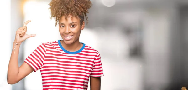 Hermosa Joven Afroamericana Mujer Sobre Fondo Aislado Sonriente Seguro Gesto — Foto de Stock