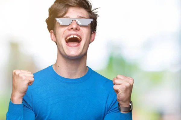 Jovem Vestindo Óculos Engraçados Vida Bandido Sobre Fundo Isolado Celebrando — Fotografia de Stock