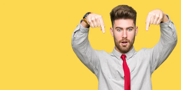 Mladý Pohledný Obchodní Muž Pointing Dolů Prsty Ukazující Reklama Překvapený — Stock fotografie