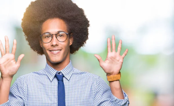 Unga Afroamerikanska Affärsman Med Afro Hår Glasögon Visar Och Pekar — Stockfoto