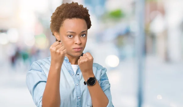 Jeune Belle Femme Afro Américaine Sur Fond Isolé Prêt Battre — Photo