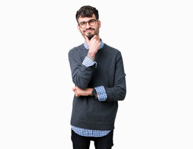 Genç yakışıklı emin çapraz kollar ve çeneme kaldırdı el ile gülümseme ile kameraya bakarak izole arka plan üzerinde gözlük takan adam akıllı. Pozitif düşünce.