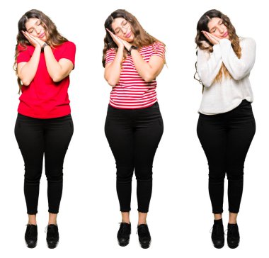 Beyaz izole arka plan uyku yorgun hayal ve ellerle birlikte poz ile kapalı gözler gülümseyen güzel genç kadın kolaj.