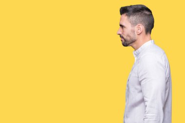 Genç iş adamı izole arka tarafına, seyir üzerinde dinlenmek doğal yüz emin gülümseme ile pozuyla profili.