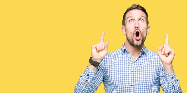 Hombre Negocios Guapo Con Ojos Azules Asombrado Sorprendido Mirando Hacia — Foto de Stock