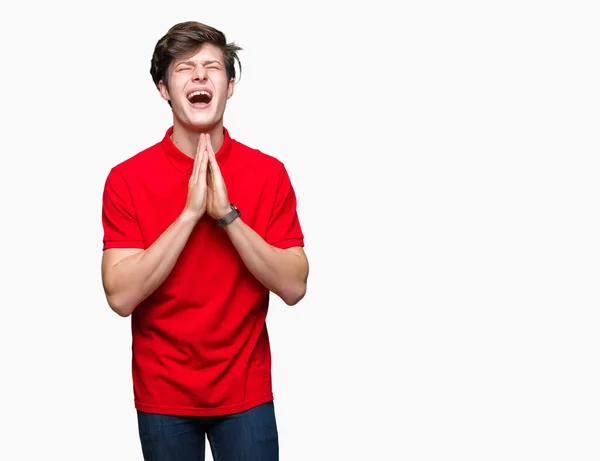 Jonge Knappe Man Met Rode Shirt Geïsoleerde Achtergrond Bedelen Bidden — Stockfoto