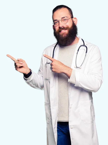 Giovane Medico Biondo Uomo Con Barba Indossa Cappotto Medico Sorridente — Foto Stock