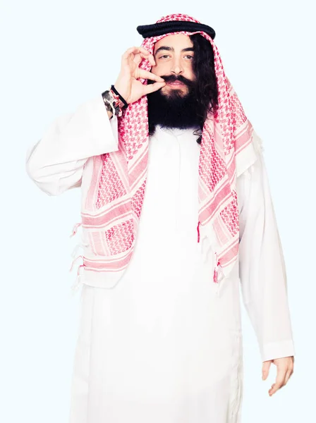 アラビア ビジネスの男性と伝統的なクーフィーヤ スカーフ口と唇を身に着けている長い髪は Zip としてシャット ダウンします 秘密と沈黙 タブーの話 — ストック写真