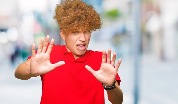 Junger Gutaussehender Mann Mit Afro Haaren Rotem Shirt Ängstlich Und — Stockfoto