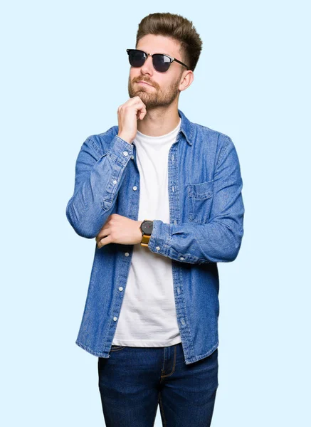 Junger Schöner Eleganter Mann Jeansjacke Mit Der Hand Kinn Der — Stockfoto