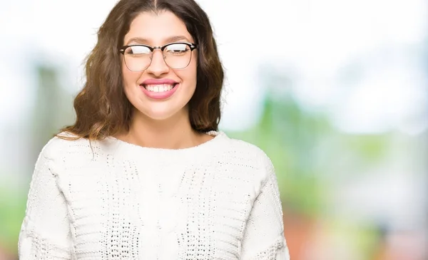 Giovane Bella Donna Che Indossa Gli Occhiali Con Sorriso Felice — Foto Stock