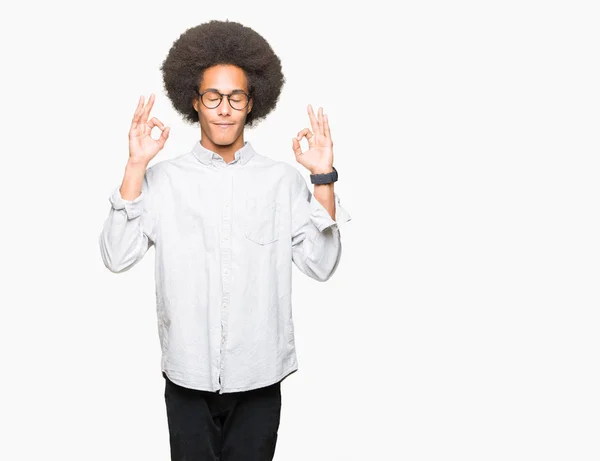 Joven Hombre Afroamericano Con Pelo Afro Usando Gafas Relajarse Sonreír — Foto de Stock
