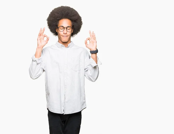 Giovane Uomo Afro Americano Con Capelli Afro Indossando Occhiali Rilassarsi — Foto Stock