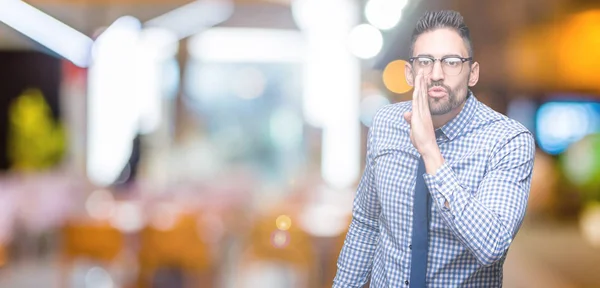 Joven Hombre Negocios Con Gafas Sobre Fondo Aislado Mano Boca —  Fotos de Stock