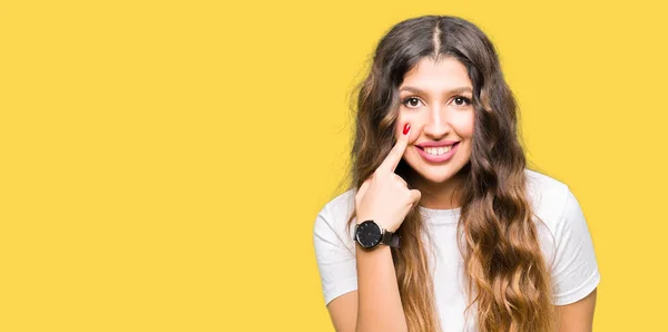 Jeune Belle Femme Portant Shirt Blanc Décontracté Pointant Vers Œil — Photo