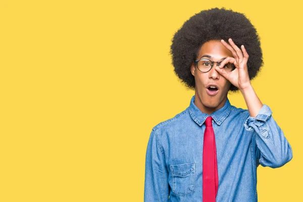 Молодой Африканский Бизнесмен Афро Волосами Очках Красном Галстуке Делает Нормальный — стоковое фото