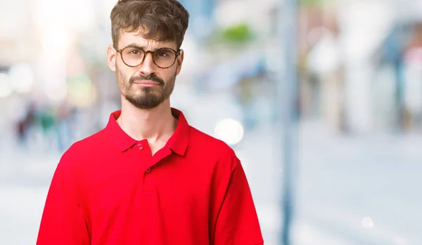 Jovem Homem Bonito Vestindo Óculos Sobre Fundo Isolado Deprimido Preocupar — Fotografia de Stock