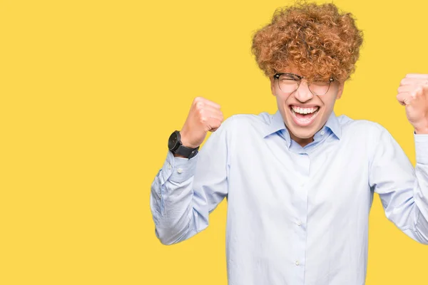 Mladý Pohledný Obchodní Muž Afro Brýle Velmi Šťastný Nadšený Dělá — Stock fotografie