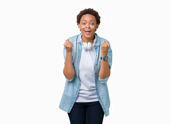 Młodych African American Kobieta Noszenia Słuchawek Białym Tle Bardzo Szczęśliwy — Zdjęcie stockowe