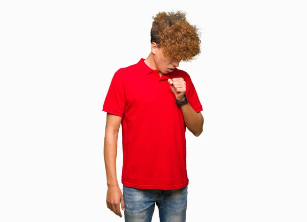 Homem Bonito Jovem Com Cabelo Afro Vestindo Camiseta Vermelha Sentindo — Fotografia de Stock