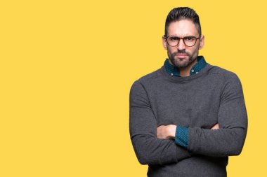 İzole arka plan şüpheci ve sinir, onaylamayan ifade yüz çapraz kolları üzerinde gözlük takan yakışıklı delikanlı. Negatif kişi.