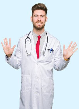 Gösterilen ve parmakları ile işaret tıbbi ceket giyen genç yakışıklı Doktor adam kendinden emin ve mutlu gülümseyerek süre on numara.