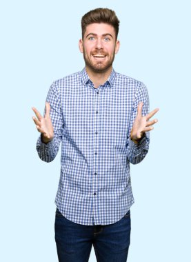 Genç yakışıklı bussines kutluyor deli adam ve silah ile başarı için hayran çığlık kaldırdı ve açık gözleri heyecanlı. Kazanan kavramı