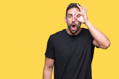 Sürpriz yüz, göz parmaklarının arasından seyir yakışıklı delikanlı ok jest yapıyor izole arka plan üzerinde şok. İmansız ifade.