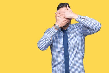 İzole arka plan kaplaması gözler ve ağız el ile üzerinden gözlüklü genç iş adamı şaşırttı ve şok. Duygu gizleme