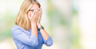 Güzel genç iş kadını elleriyle yüzünü ağlayarak süre kapsayan üzgün ifade ile izole arka plan üzerinde. Depresyon kavramı.
