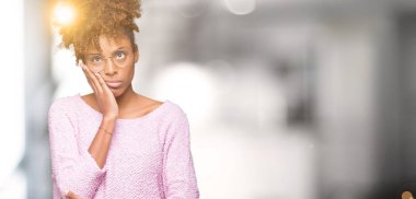Güzel genç Afro-Amerikan kadın seyir yorgun ve bıkkın ile depresyon sorun Çapraz kollar ile izole arka plan düşünme üzerinde gözlük.