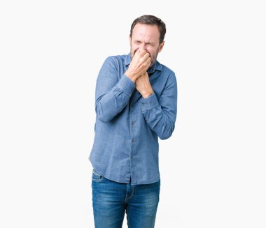 Yakışıklı orta yaş bir şey pis ve iğrenç kokulu izole arka plan, dayanılmaz koku, holding nefes burun parmaklar ile zarif komuta sizde. Kötü kokuyor kavramı.