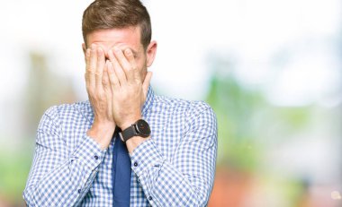 Yakışıklı iş adamı elleriyle yüzünü ağlayarak süre kapsayan üzgün ifade ile kravat takıyor. Depresyon kavramı.