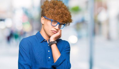 Yakışıklı delikanlı arıyorum düşünüyorum afro saçlı mavi gözlük ile yorgun ve sıkılmış çapraz silah depresyon sorunları ile.