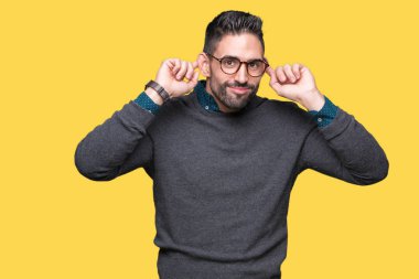 Üzerinde gözlük takan genç yakışıklı adam arka plan gülen çekerek kulakları parmaklar, komik jest ile izole. Seçmelere sorun