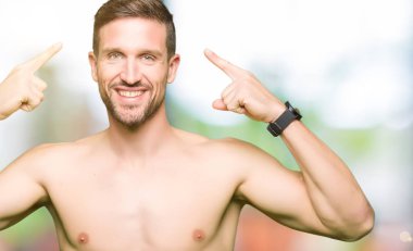 Çıplak göğüs gösteren yakışıklı gömleksiz adam her iki el parmak, büyük bir fikir veya düşünce, iyi bellek ile kafa işaret gülümsüyor